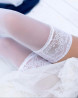 koronkowa manszeta w białych ślubnych pończochach